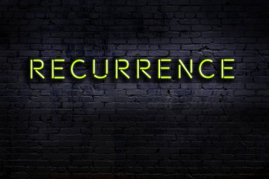 Tuğla duvara yazılan neon işareti. Gece görünümü