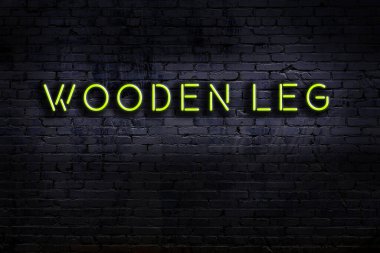 Geceleri duvarda neon levhası var. Yazıt tahta bacak.