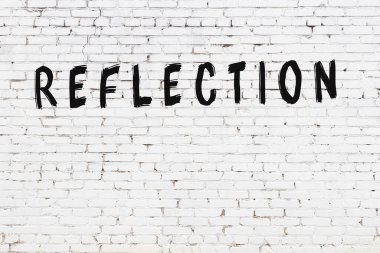 Yazılı beyaz tuğla duvar. Siyah boyalı el yazısı.