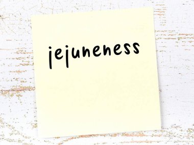 Kıskançlığı hatırlatma kavramı. Tahta duvarda üzerinde yazı olan sarı yapışkan kağıt.