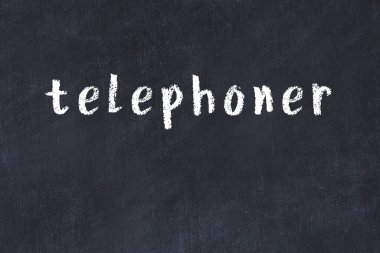 Üzerinde el yazısıyla yazılmış telefon olan üniversite yazı tahtası.