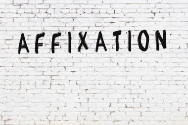 Yazılı beyaz tuğla duvar. Siyah boyalı el yazısı.