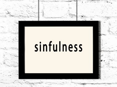 Beyaz tuğla duvarda asılı siyah ahşap çerçeve. 