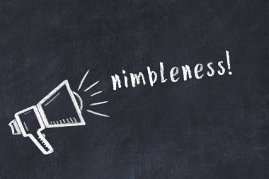 Hoparlörün tebeşir çizimi ve siyah masanın üzerine el yazısıyla yazılmış çeviklik.