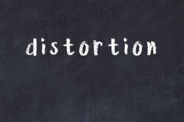 Üzerinde el yazısıyla yazılmış yazı tahtasının olduğu kolej tahtası.