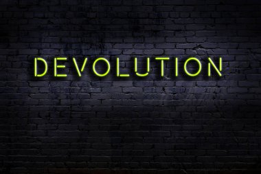 Geceleri duvarda neon levhası var. Yazıt devrim