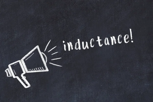 Hoparlörün tebeşir çizimi ve siyah masanın üzerine el yazısıyla yazması.