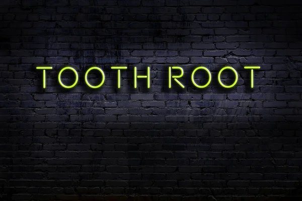 Geceleri duvarda neon levhası var. Yazıt diş kökü