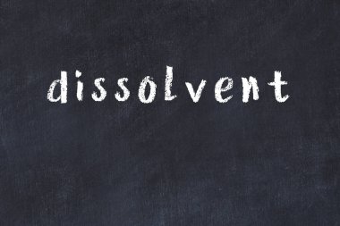 Tebeşir el yazısı yazması yazması çözücü siyah masada.