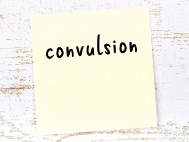 Tahta duvarda el yazısıyla yazılmış sarımsı bir not var.