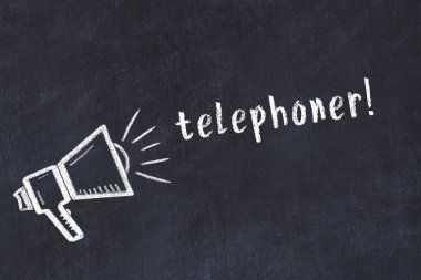 Hoparlör çizimi ve yazıt telefonu olan siyah karatahta