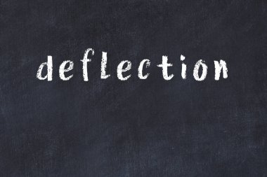 Siyah masanın üzerine el yazısıyla yazılmış yazı saptırma