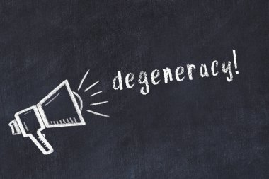 Hoparlör çizimi ve yazıt bozulması olan siyah karatahta