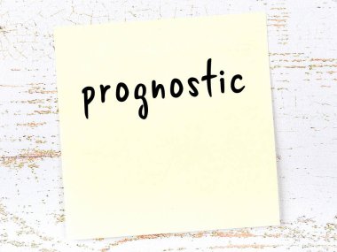 Kehanetle ilgili hatırlatma kavramı. Tahta duvarda üzerinde yazı olan sarı yapışkan kağıt.