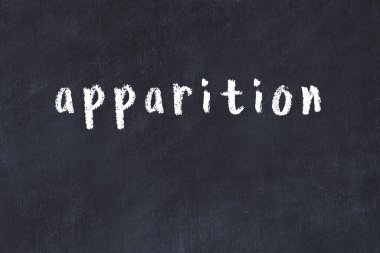 Üzerinde el yazısıyla yazılmış bir yazı tahtasının olduğu üniversite tahtası.