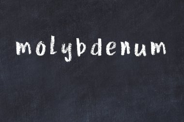 Tebeşir el yazısı molibdenum siyah masada.