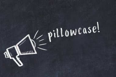 Hoparlör çizimi ve yazılı yastık kılıfı olan siyah karatahta.