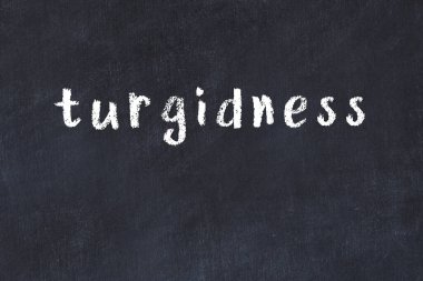 Üzerinde el yazısıyla yazılmış bir yazı tahtası var.