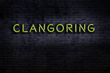 Geceleri duvarda neon levhası var. Yazıt tıngırdatma