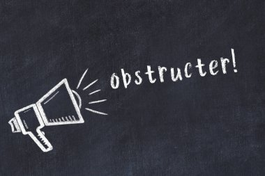 Hoparlörün tebeşir çizimi ve siyah masanın üzerine el yazısıyla yazılmış yazması engelleyici.