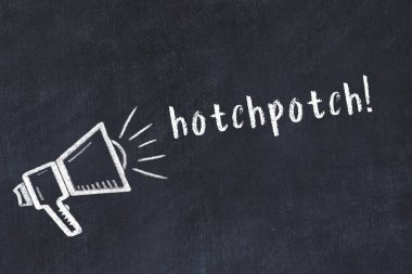 Üzerinde hoparlör ve yazıt olan siyah karatahta.