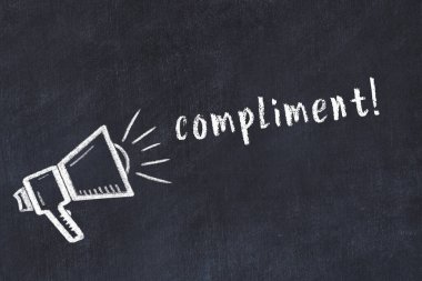 Hoparlör çizimi ve yazıt iltifatı olan siyah karatahta.