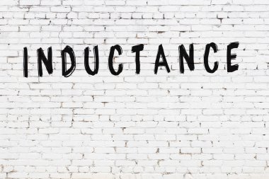 Beyaz tuğladan duvar, siyah boyayla el yazısıyla yazılmıştı.