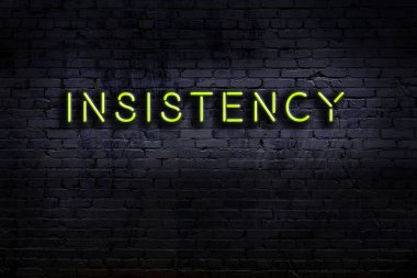 Geceleri duvarda neon levhası var. Yazı ısrarı