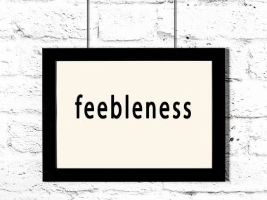 Beyaz tuğla duvara asılı siyah ahşap çerçeve. 