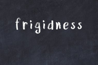 Siyah masadaki tebeşir el yazısı frijitliği