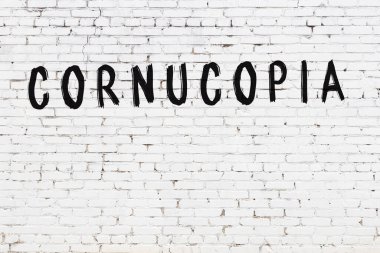 Yazılı beyaz tuğla duvar. Siyah boyalı el yazısı.