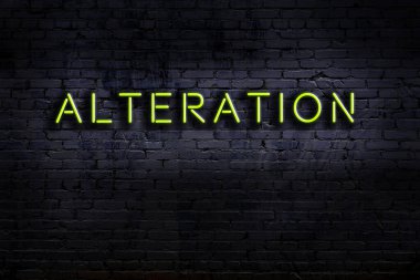 Geceleri duvarda neon levhası var. Yazı değiştirmesi