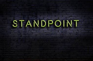 Duvara yazı yazan neon tabela. Gece görünümü