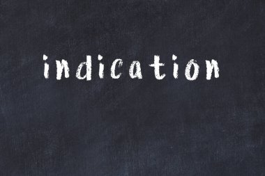 Siyah masadaki tebeşir el yazısı göstergesi