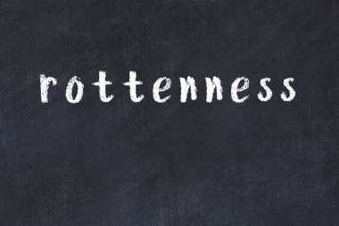 Siyah masanın üzerinde el yazısı çürümüş tebeşir.