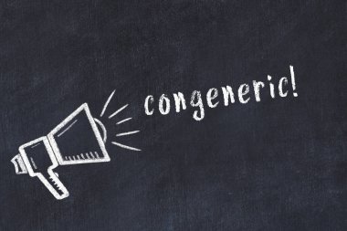 Hoparlörün tebeşir çizimi ve siyah masanın üzerine el yazısıyla yazılmış yazması.