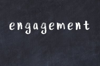 Tebeşir el yazısı yazması taahhüt taahhüdü siyah masada.