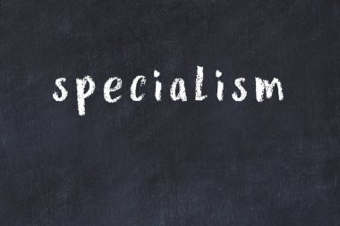 Tebeşir el yazısı yazması uzmanlığı siyah masada.