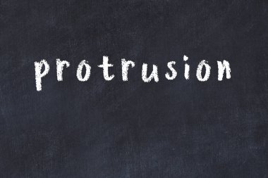 Siyah masadaki tebeşir elle yazılmış yazı çıkıntısı