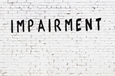 Beyaz tuğla duvara siyah boya ile yazılmış yazım bozukluğu..