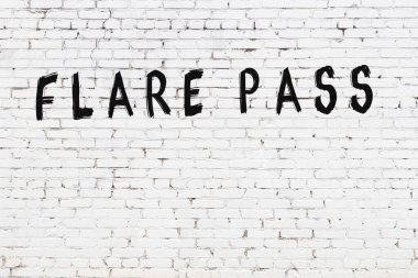 İşaret fişeği yazılı beyaz tuğla duvar siyah boyayla yazılmış.