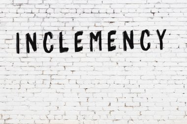 Yazıtlar beyaz tuğla duvara siyah boya ile yazılmış..