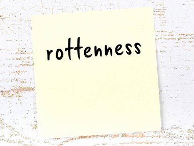 Ahşap duvarda el yazısıyla yazılmış çürük bir not var.