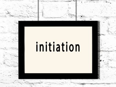 Siyah ahşap çerçeve ve beyaz tuğla duvarda yazı kabul töreni asılı. 