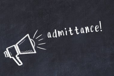 Hoparlörün tebeşir çizimi ve siyah masanın üzerine el yazısıyla yazılmış yazı.