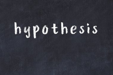 Üzerinde el yazısı yazı hipotezi olan üniversite yazı tahtası.