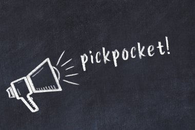 Hoparlörün tebeşir çizimi ve siyah masada el yazısıyla yazılmış yankesicilik.