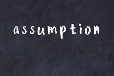 Tebeşir el yazısıyla yazılmış yazı varsayımı siyah masada