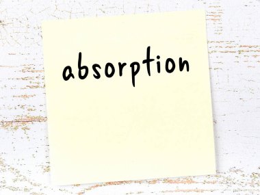 Özümsemeyi hatırlatma kavramı. Tahta duvarda üzerinde yazı olan sarı yapışkan kağıt.