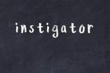 Üzerinde el yazısıyla yazması tahrik edici olan üniversite yazı tahtası.